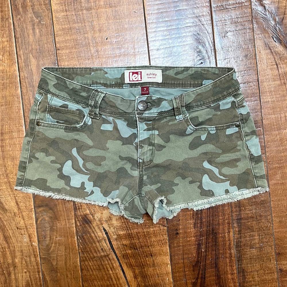 Low rise camo shorts